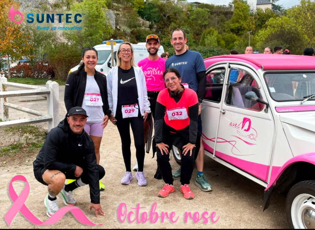 Starfsfólk Suntec Industries France í Foulées Roses-hlaupinu fyrir framan bleikan 2CV frá AVEC La Deuche Rose